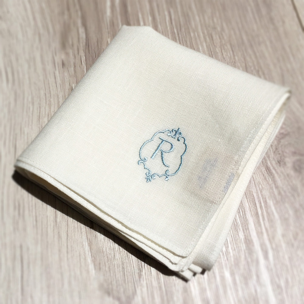 選べるイニシャル刺繍 リネン100％ ハンカチ (A,H,K,M,N,R,S,T,Y) 44cm